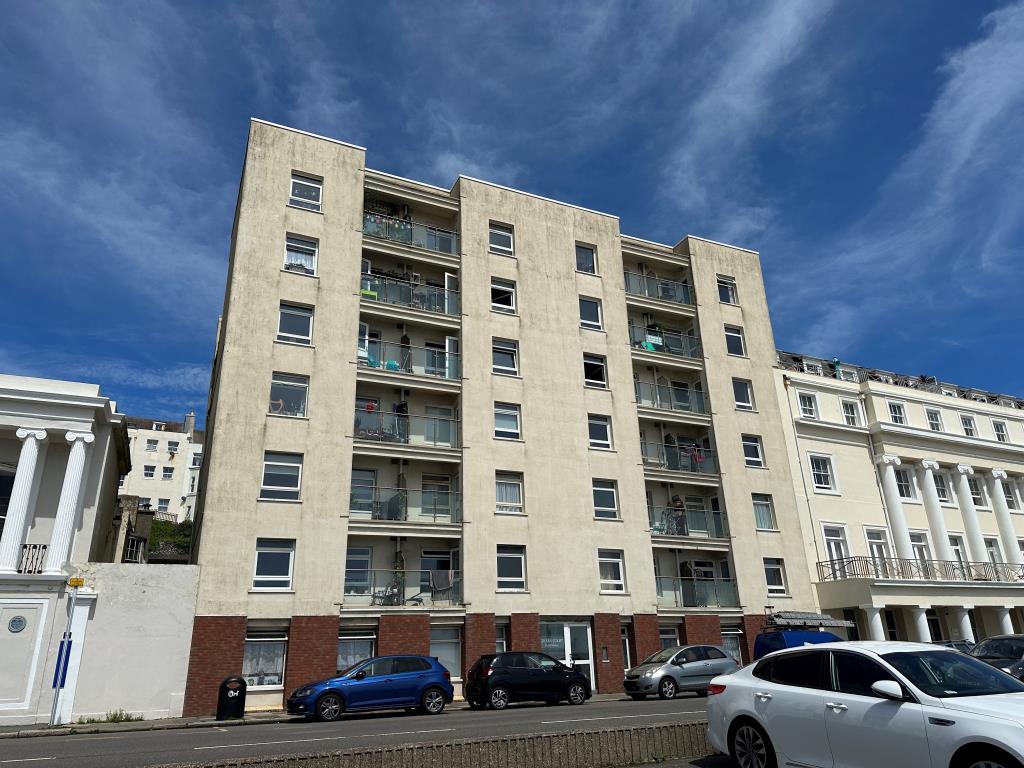 Lot: 63 - TWO-BEDROOM PENTHOUSE WITH ROOF TERRACE AND SEA VIEWS - Outside of Property